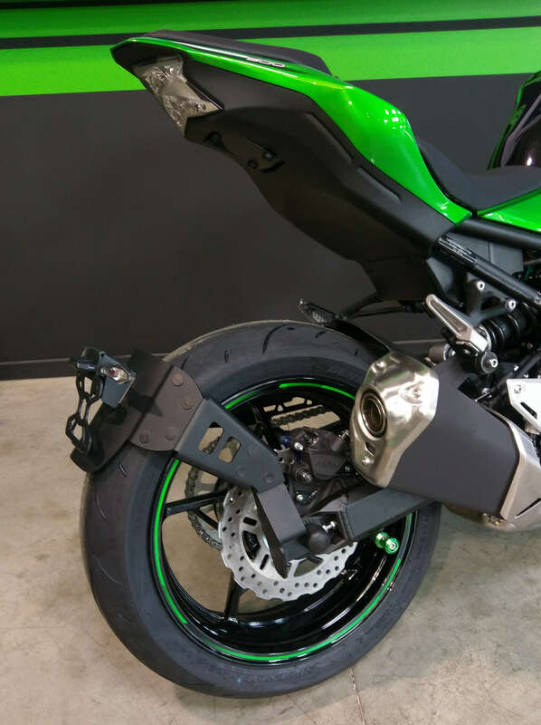Kawasaki Z Electric [DISEÑO DE ACCESO] - soporte de matrícula a la altura de la rueda negro Kawasaki Z900
