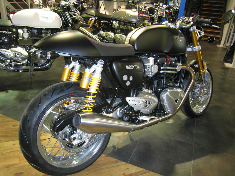 Triumph Thruxton 1200 [DISEÑO DE ACCESO] - soporte de matrícula paso de rueda negro Triumph Thruxton 1200