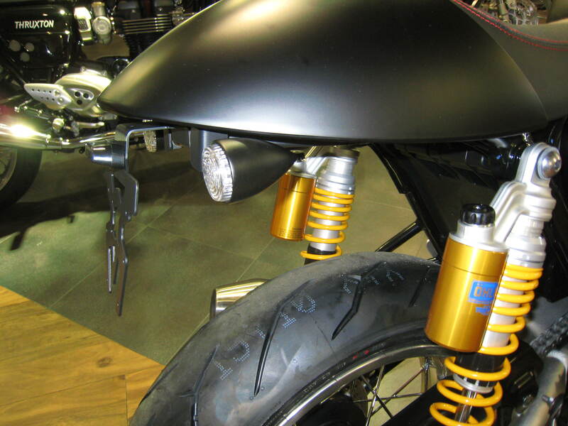 Triumph Thruxton 1200 [DISEÑO DE ACCESO] - soporte de matrícula paso de rueda negro Triumph Thruxton 1200