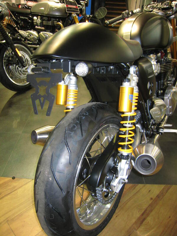 Triumph Thruxton 1200 [DISEÑO DE ACCESO] - soporte de matrícula paso de rueda negro Triumph Thruxton 1200