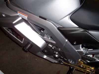 Suzuki SV 650 S ABS [2007-2012] - Aero Crash Protectors (cojinete de basculante) Negro Suzuki SV650 Full Faired