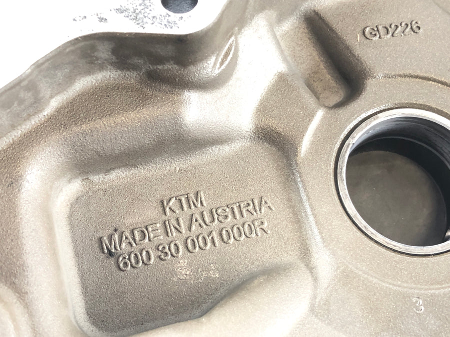 KTM 990 Superduke LC8 EFI [2008] - Tapa del motor en la carcasa de acoplamiento correcto