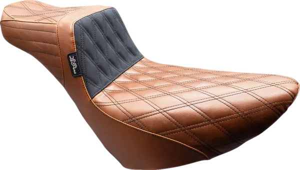 Harley Davidson FXLRST [LE PERA] – Asiento delantero con cola levantada