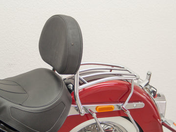Harley Davidson Softail Deluxe (Milwaukee -Eight 107/114) [2018] - Barra del conductor con una gran almohada redondeada y un estante de equipaje