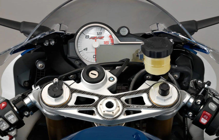 BMW S 1000 RR [ONEDESIGN] – Vista detallada de la almohadilla de protección de triple abrazadera