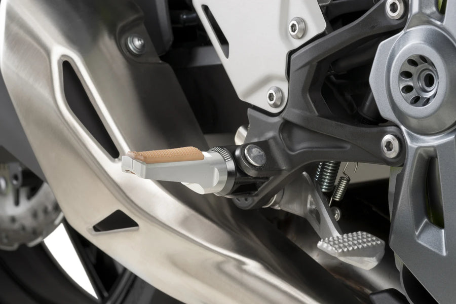 KTM RC 390 [2025] – Reposapiés vintage – plateado