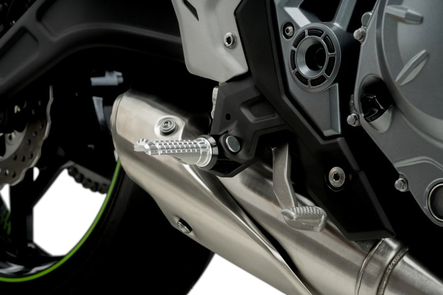 KTM RC 390 [2025] – Reposapiés R-Fighter – plateado