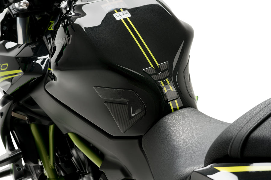 KAWASAKI Z 650 [2025] – Protección específica del depósito – Aspecto carbono
