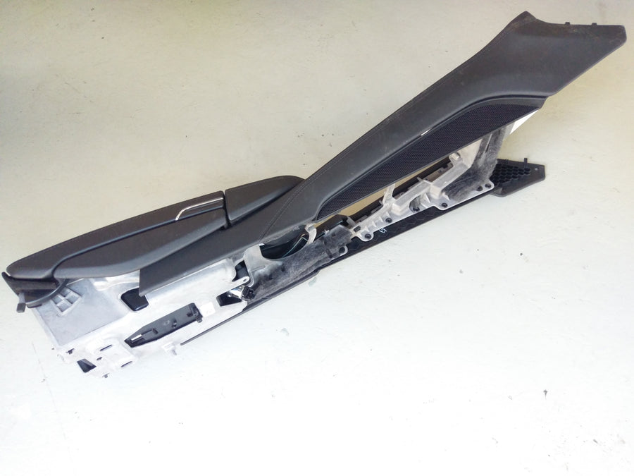 Porsche Panamera Turbo [2010] - Consola central en el reposador de cuero negro delantero