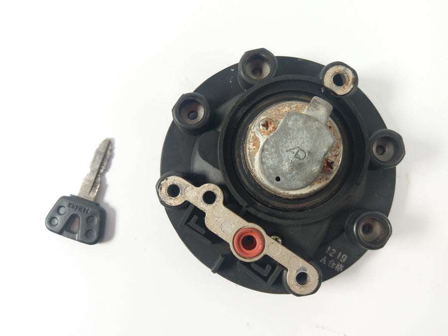 Yamaha TDM 850 3VD [1992] - Tapa de combustible con clave