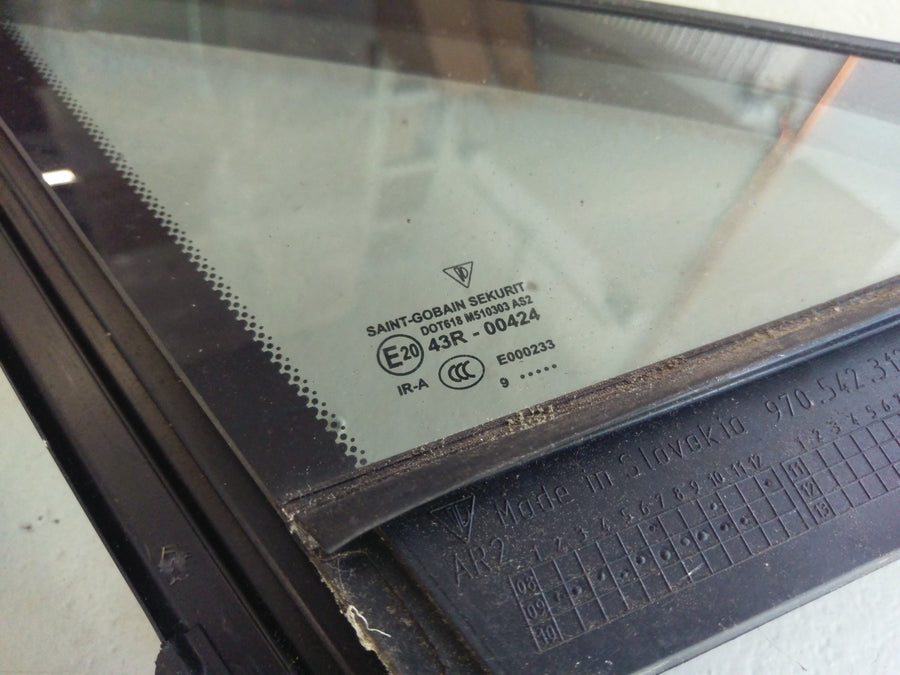 Porsche Panamera Turbo [2010] - Disco triangular de panel de ventana en la parte posterior derecha e izquierda