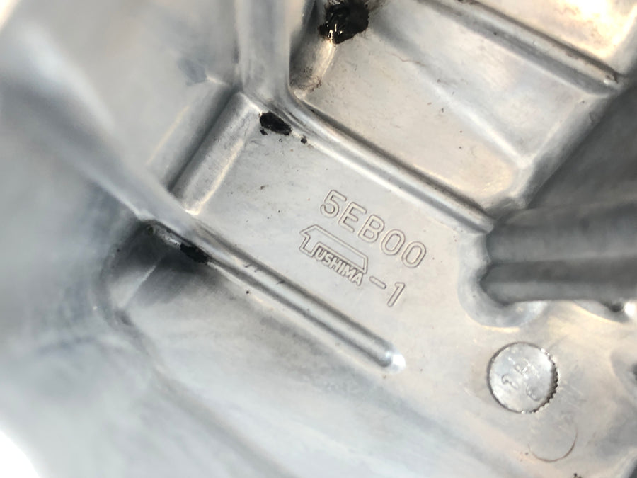 Yamaha YZF R6 RJ03 [2000] - Tapa del motor de manchas de aceite