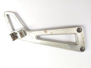 Suzuki DR 650 SP42 - Soporte de reposapiés en la parte posterior del pasajero del pasajero izquierdo