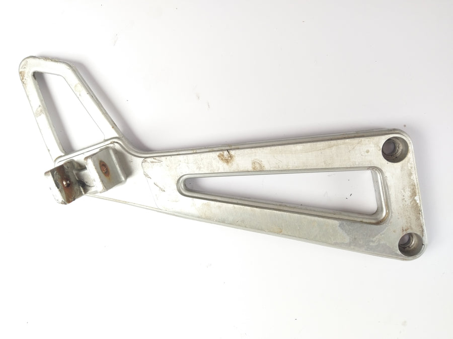 Suzuki DR 650 SP42 - Soporte de reposapiés en la parte posterior del pasajero del pasajero izquierdo