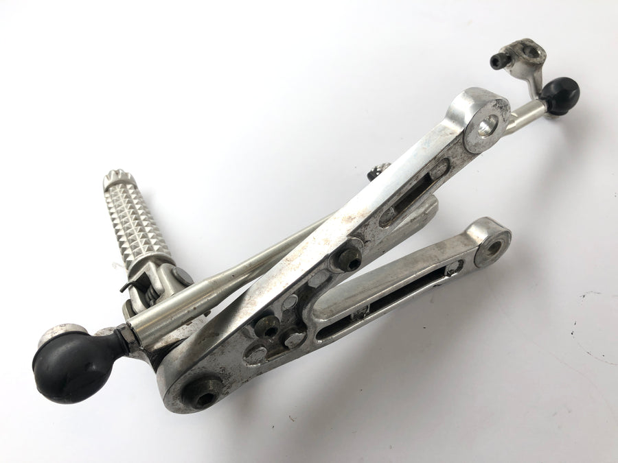 Yamaha YZF R1 RN04 [2000] - reposapiés a la izquierda con palanca de cambios y relojes de conmutación