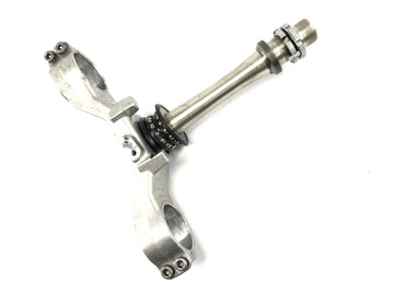 Yamaha YZF R1 RN09 [2002] - Tubo de dirección inferior del puente de la horquilla