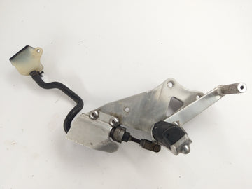 Suzuki GSXR 1100 GV73A [1992] - reposapiés con soporte a la derecha y la bomba de freno