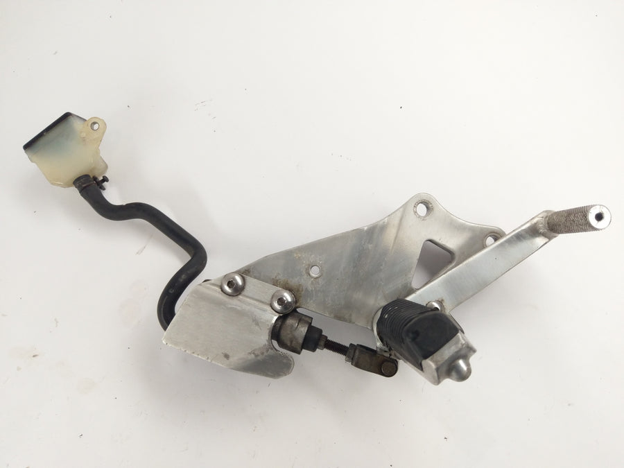 Suzuki GSXR 1100 GV73A [1992] - reposapiés con soporte a la derecha y la bomba de freno