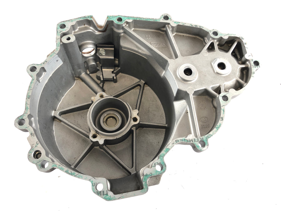 Can en el Spyder SM5 [2009] - Tapa del motor en la cubierta de la rueda de poli izquierda