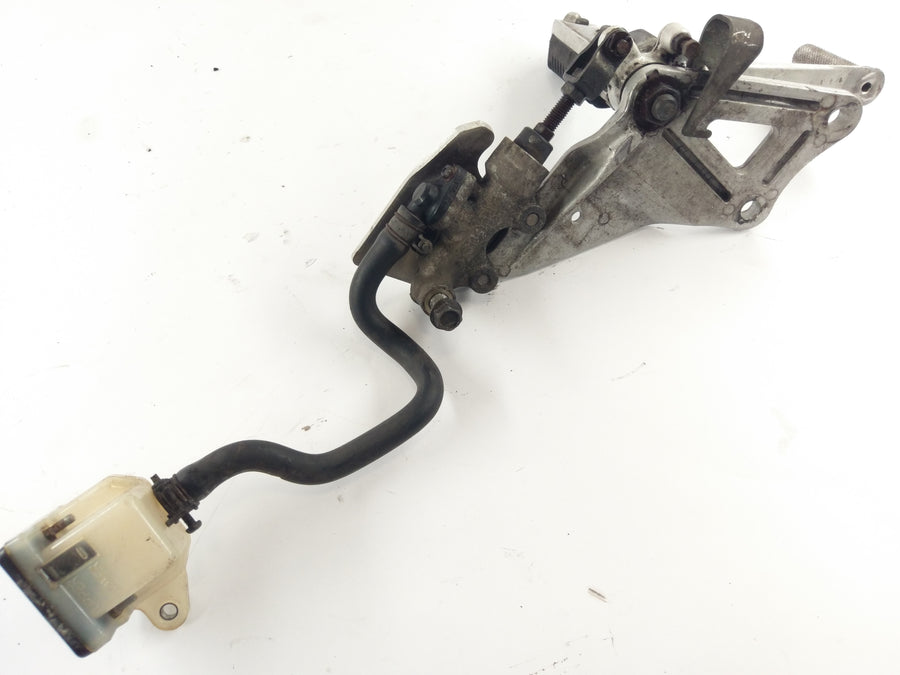 Suzuki GSXR 1100 GV73A [1992] - reposapiés con soporte a la derecha y la bomba de freno