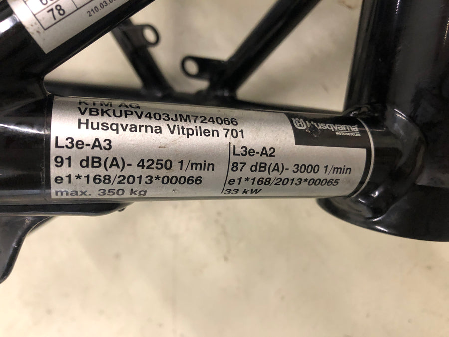 Husqvarna 701 Vitpilen [2018] - Marco con documentos