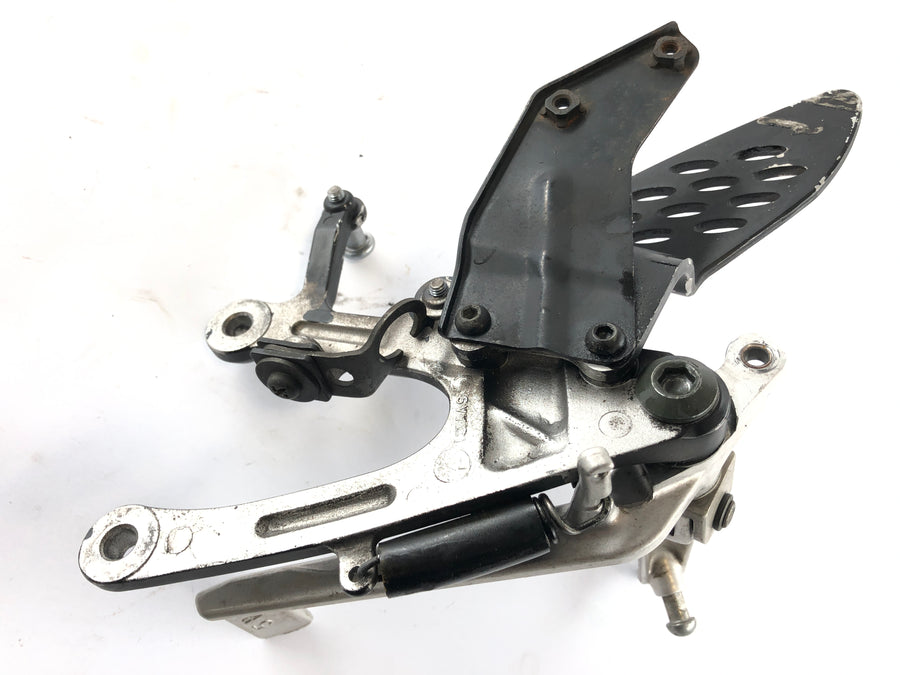 Yamaha YZF R1 RN12 [2005] - reposapiés a la derecha con soporte y pedal de freno