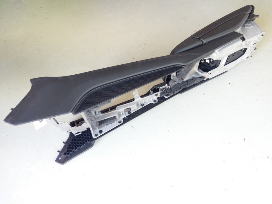 Porsche Panamera Turbo [2010] - Consola central en el reposador de cuero negro delantero