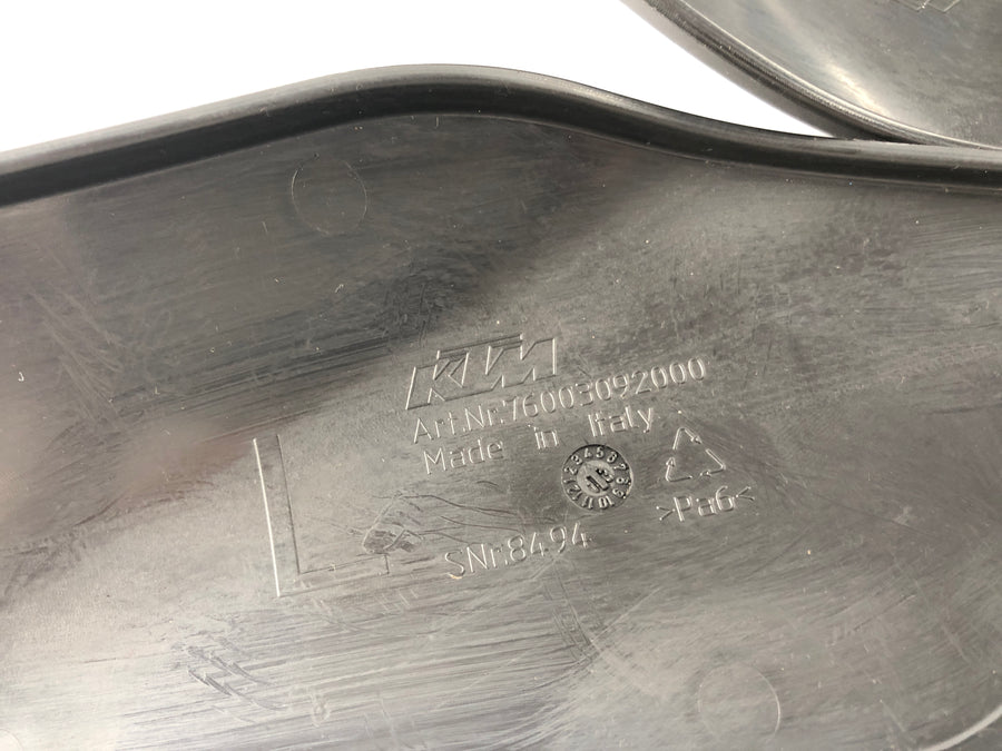 KTM Duke 690 A3 [2012] - Cambradeo del tanque de cobertura de marco en la parte inferior izquierda y derecha establecida