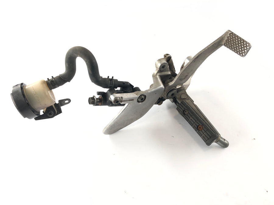 Yamaha YZF 750 R 4hn [1995] - reposapiés a la derecha con bomba de freno y palanca de frenos