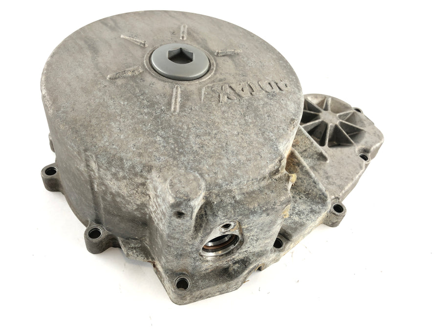 Can en el Spyder SM5 [2009] - Tapa del motor en la cubierta de la rueda de poli izquierda