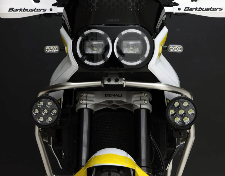 Ducati DesertX [DENALI] – vista detallada del soporte de la luz de posición