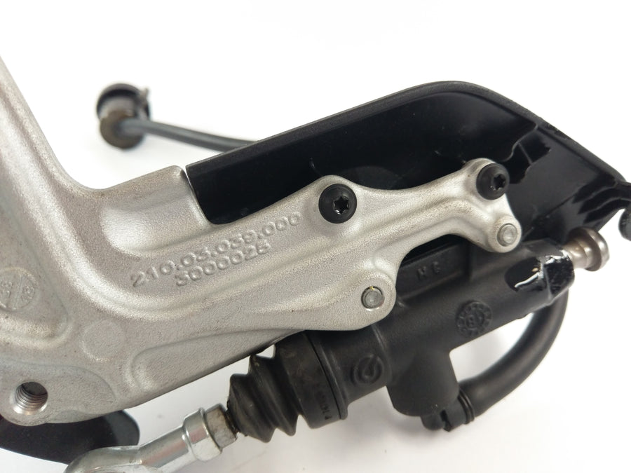Husqvarna 701 Vitpilen [2018] - reposapiés con soporte y bomba de freno a la derecha
