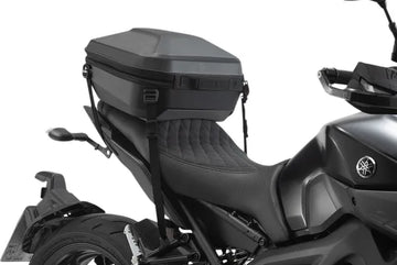 Moto Guzzi V7 850 Stone Special [SW-MOTECH] – Variante de correa tensora urbana para topcase ABS con inserto en el suelo