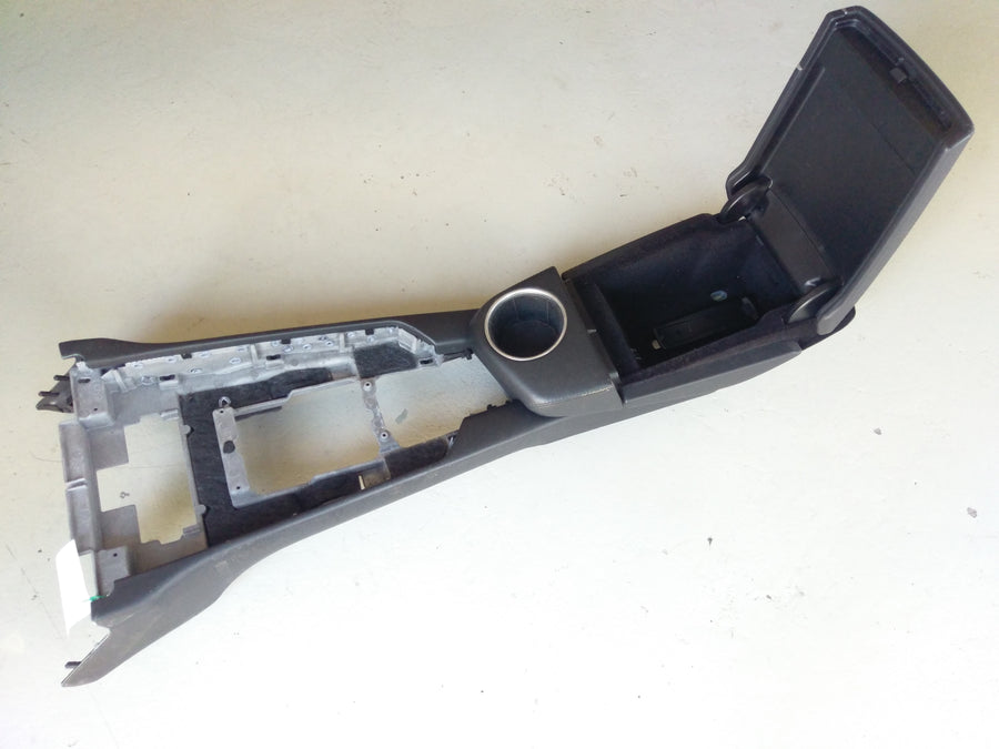 Porsche Panamera Turbo [2010] - Consola central en el reposador de cuero negro delantero