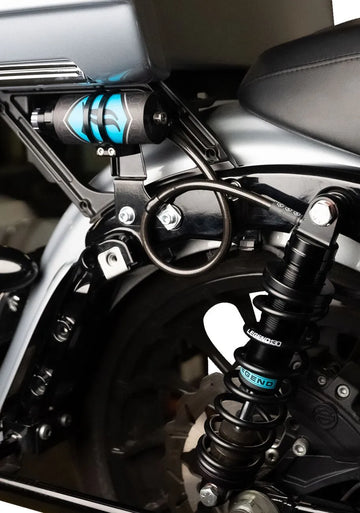 Harley-Davidson FLTRXSE 1977 Road Glide CVO 121 [2025] - REVO ARC Remote Reservoir Außenbefestigung – Bild 1