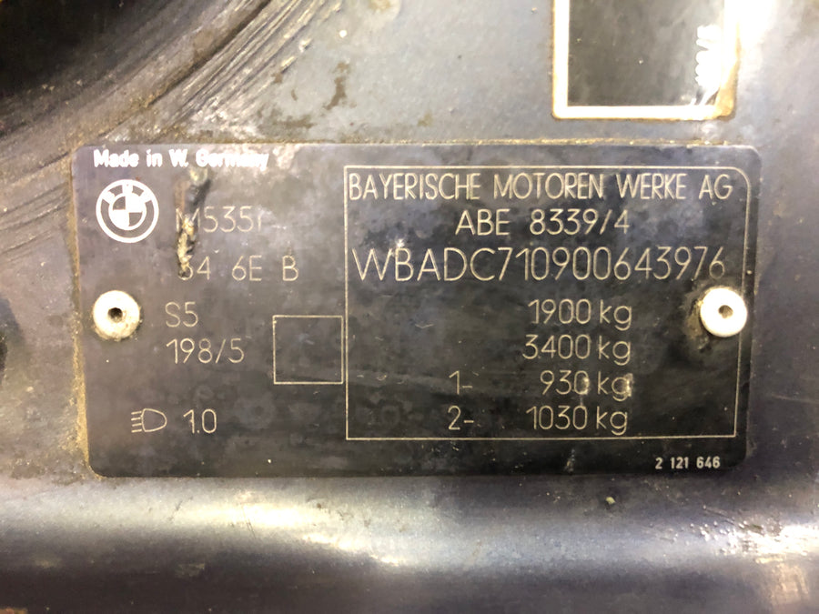 BMW M 535i E28 [1986] - Radhaus con número de chasis y cuerpo