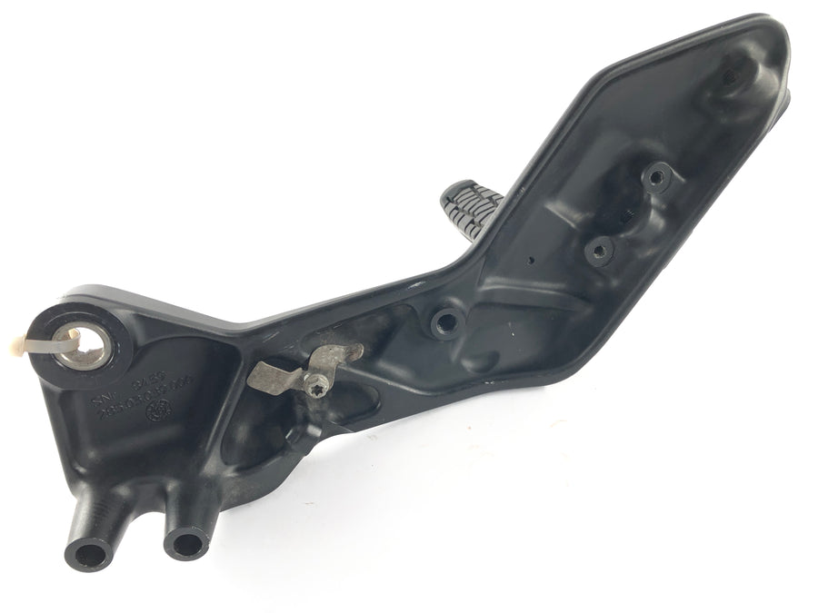 Husqvarna Vitpilen 401 [2021] - Placa de reposapiés a la derecha con el reposapiés del conductor