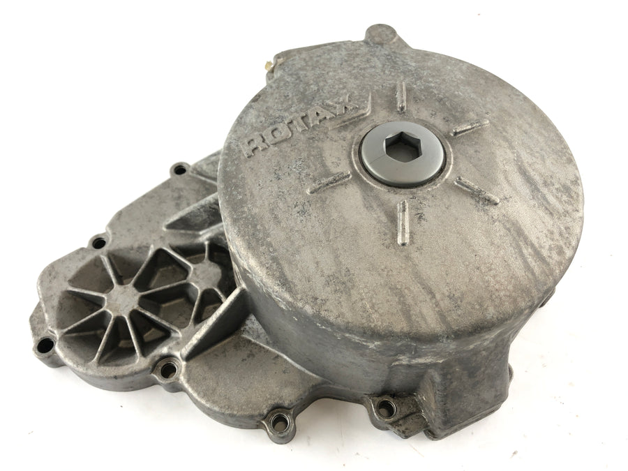 Can en el Spyder SM5 [2009] - Tapa del motor en la cubierta de la rueda de poli izquierda