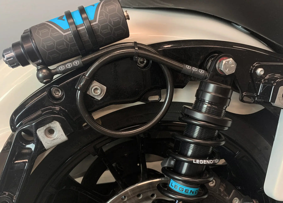 Harley-Davidson FLTRXSE 1977 Road Glide CVO 121 [2025] - REVO ARC Remote Reservoir Außenbefestigung – Bild 4