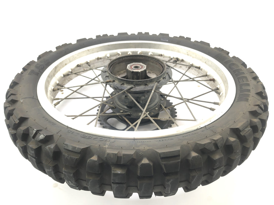 Yamaha XT 350 3YT / 55V [1990] - Rimbre de la rueda trasera con rueda de cadena en la parte posterior