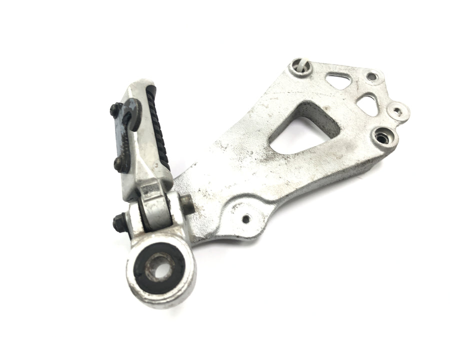 Suzuki GSX R 1100 GU74C [1987] - Reposapiés para pasajero con soporte a la derecha