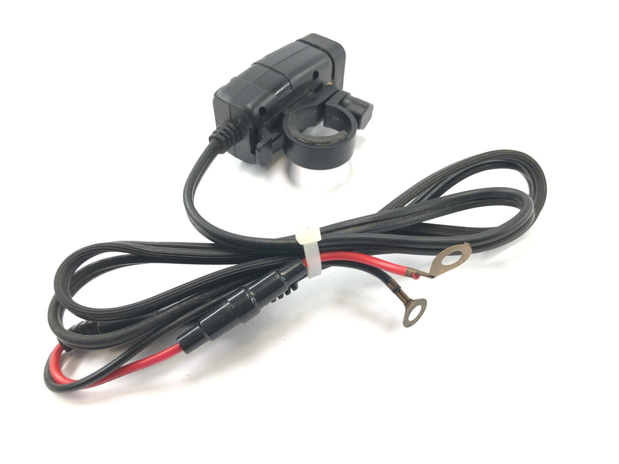 Yamaha XV 1600 Wild Star VP08 [2002] - Toma de carga USB doble toma USB