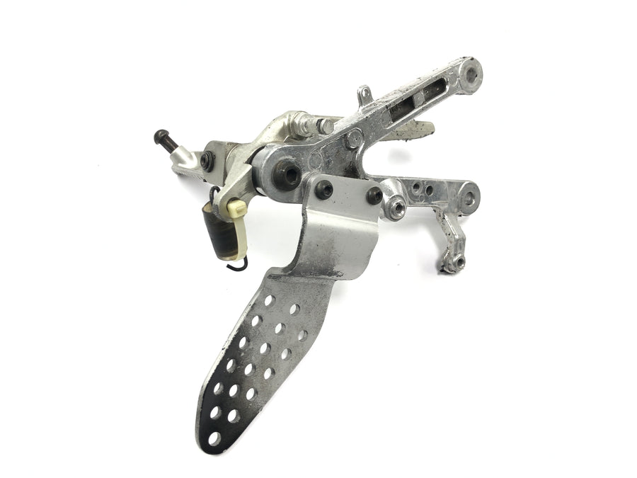 Yamaha YZF R1 RN04 [2001] - Sistema de reposapiés, reposapiés del conductor derecho con pedal de freno