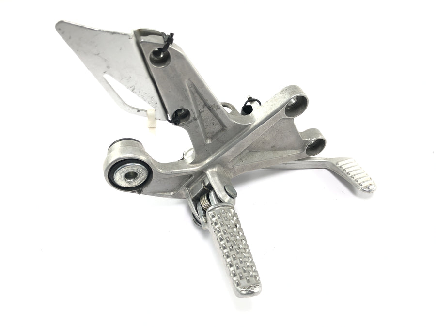 Honda CBR 1000 RR SC59 [2008] - Sistema de reposapiés derecho con pedal de freno, reposapiés del conductor, reposapiés