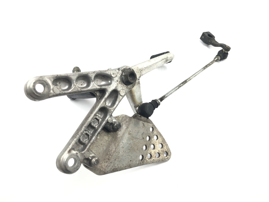 Honda CBR 900 RR Fireblade SC33 [2000] - Reposapiés delantero izquierdo Reposapiés del conductor con palanca de cambios y varillaje