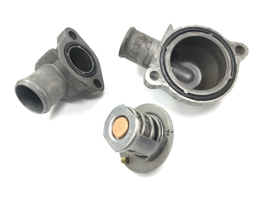 Triumph Sprint ST 1050 [2005] - Alcivicura del termostato de control de agua de enfriamiento del termostato