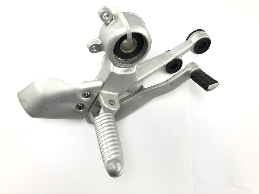 Ducati Monster SR2 800 M4 [2006] - Sistema de reposapiés conductor derecho con pedal de freno