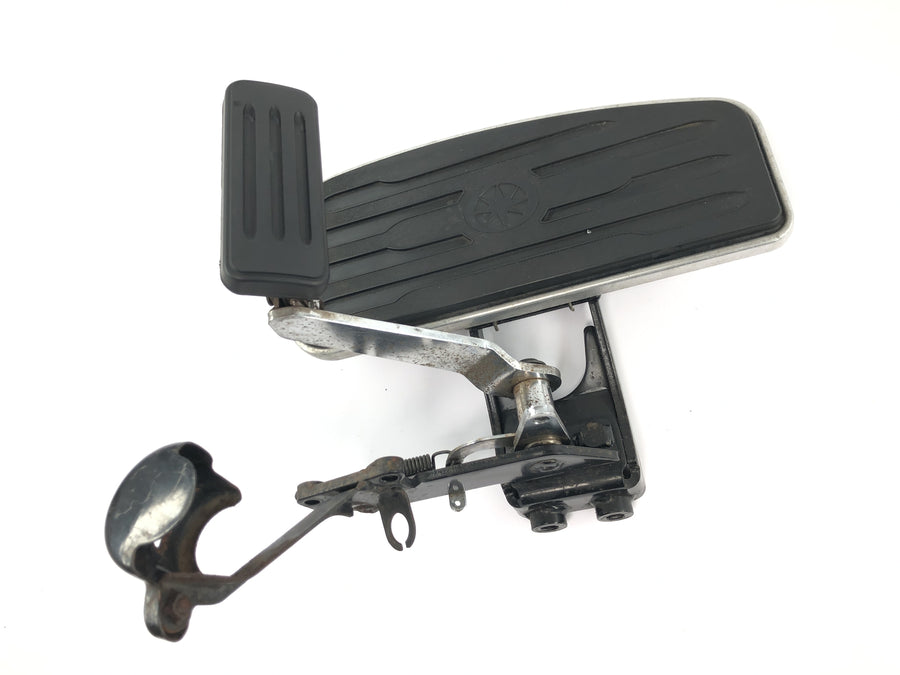 Yamaha XV 1600 Wild Star VP08 [2002] - Estribo conductor reposapiés delantero derecho con pedal de freno