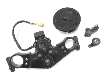 Kawasaki ZX -10 ZXT00B [1990] - Cerrajería con puente de la horquilla en el bloqueo de bloqueo del asiento del asiento del tanque superior