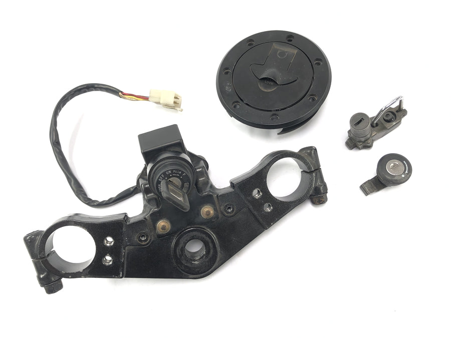 Kawasaki ZX -10 ZXT00B [1990] - Cerrajería con puente de la horquilla en el bloqueo de bloqueo del asiento del asiento del tanque superior